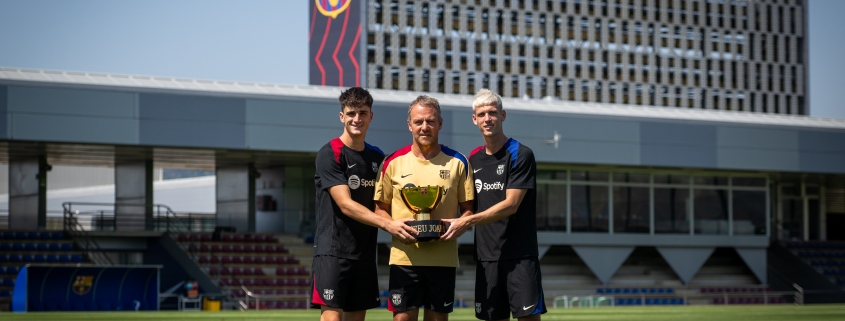 Flick, Olmo y Pau Víctor posan para una foto con el trofeo Joan Gamper