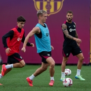 Dani Olmo finaliza parte de la sesión con el equipo