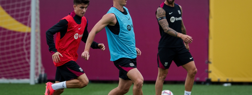 Dani Olmo finaliza parte de la sesión con el equipo