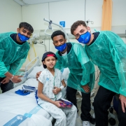 Los jugadores del FC Barcelona visitan los hospitales infantiles de Barcelona