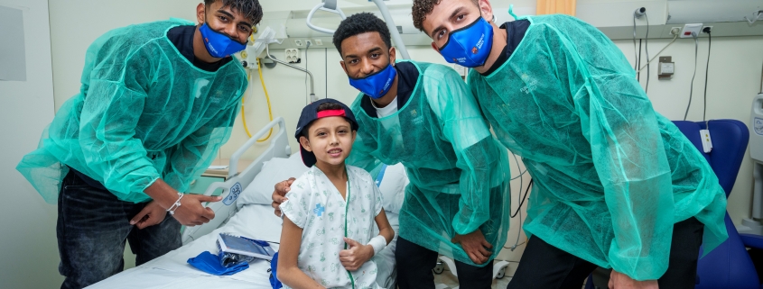 Los jugadores del FC Barcelona visitan los hospitales infantiles de Barcelona