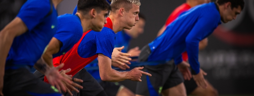 Dos grupos entrenando para la final de la Supercopa