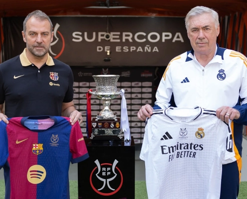 Ancelotti y Flick posan juntos con la Supercopa de España