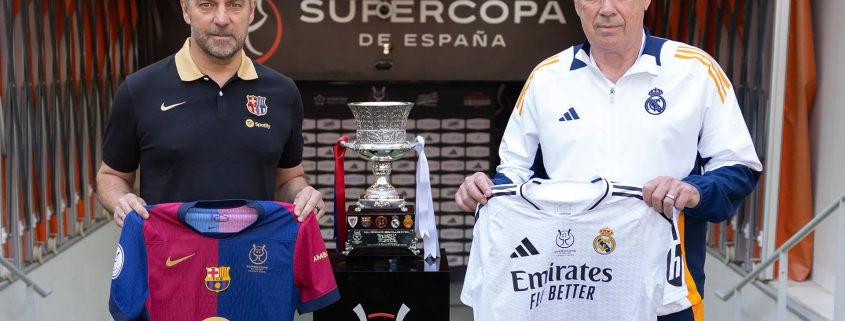 Ancelotti y Flick posan juntos con la Supercopa de España